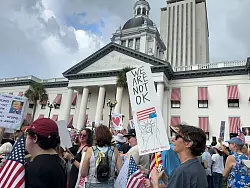Auch in Florida, wo Trumps Republikaner politisch stark sind, gingen Tausende auf die Straße. - © Kate Payne/AP/dpa