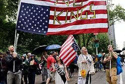 In New York blieben einige Demonstranten nach dem Ende der Protestaktion noch in Manhattan. - © Stefan Jeremiah/AP/dpa