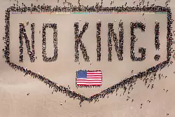 «NO KING!» verkörpern Hunderte Demonstranten an einem Strand in San Francisco. - © Santiago Mejia/San Francisco Chronicle/AP/dpa