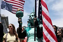 In San Francisco war eine Demonstrantin als Freiheitsstatue kostümiert. - © Benjamin Fanjoy/AP/dpa