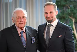 Benjamin Würth (r) hat am 1. Januar von seinem Großvater (l) den Vorsitz des Stiftungsaufsichtsrats übernommen. (Archivbild) - © Bernd Weißbrod/dpa