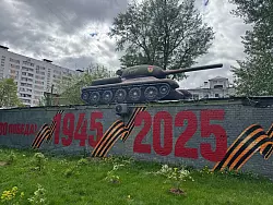 Russlands Hauptstadt wurde vor dem Siegesfeiern festlich geschm&uuml;ckt - unter anderem auch mit Panzerattrappen. - &copy; Andre Ballin/dpa