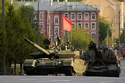 Ein russischer Panzer und eine Panzerhaubitze rollen auf einer Stra&szlig;e in Richtung Roter Platz, um an einer Probe f&uuml;r die Milit&auml;rparade zum Tag des Sieges teilzunehmen. - &copy; Alexander Zemlianichenko/AP/dpa
