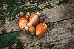 Wer einen einzigartigen Effekt erzielen möchte, kann mit Blättern oder Blumen kunstvolle Muster auf den Eiern gestalten. - © Christin Klose/dpa-tmn