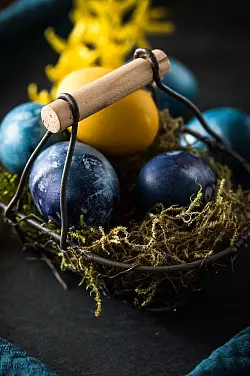 Bunte Eier ganz ohne Chemie lassen sich wunderbar mit Zwiebelschalen, Rotkohl und anderen Pflanzen färben. - © Christin Klose/dpa-tmn