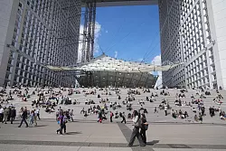 Das hochverschuldete Frankreich braucht einen Sparhaushalt. - &copy; Michel Euler/AP/dpa