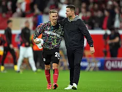 Alejandro Grimaldo (l.) mit seinem Ex-Trainer und Landsmann Xabi Alonso. (Archivbild) - © Federico Gambarini/dpa