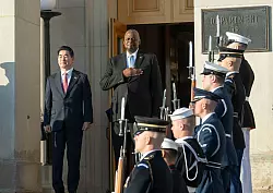 Die USA haben Hinweise, dass Russland erste Soldaten aus Nordkorea in Richtung Kriegsgebiet mit der Ukraine verlegt. - &copy; Kevin Wolf/FR33460 AP/AP