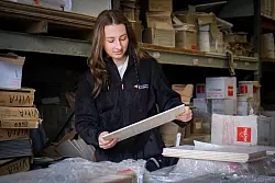 Im FHJ wurde Celine Köster schnell klar: Sie will Fliesen-, Platten- und Mosaiklegerin werden. - © Zacharie Scheurer/dpa-tmn