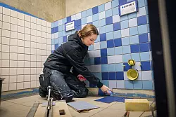 Celine Köster hat als angehende Fliesen-, Platten und Mosaiklegerin vom Projektmodell Freiwilliges Handwerksjahr in der Region Lübeck profitiert. - © Zacharie Scheurer/dpa-tmn