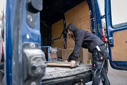 Mittendrin: Die angehende Fliesen- und Mosaiklegerin Celine Köster durfte bereits in ihrem FHJ kräftig mit anpacken. - © Zacharie Scheurer/dpa-tmn