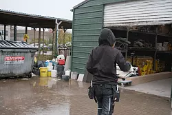 Herausfordernde und auch körperlich schwere Arbeit: Bereits in ihrem FHJ hat Celine Köster, Auszubildende zur Fliesen-, Platten und Mosaiklegerin, ihre Fähigkeiten unter Beweis stellen können. - © Zacharie Scheurer/dpa-tmn