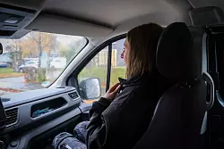 Auf dem Weg zur Baustelle: Celine Köster, angehende Fliesen-, Platten und Mosaiklegerin, hat dort schon früh die Zusammenarbeit mit anderen Gewerken kennengelernt. - © Zacharie Scheurer/dpa-tmn