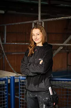 Celine Köster hat im FHJ ihre Traum-Ausbildung gefunden: Später will sie Meisterin werden und sich selbstständig machen. - © Zacharie Scheurer/dpa-tmn