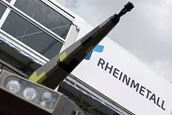 Das Flugabwehr-Geschütz Skyranger von Rheinmetall bei der Berliner Luft- und Raumfahrtausstellung (ILA) im Jahr 2024. Die Waffenschmiede boomt. - © Sebastian Gollnow/dpa