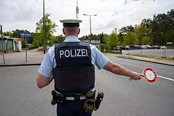 Polizisten führen an der deutsch-polnischen Grenze im Kreis Vorpommern-Greifswald Kontrollen durch. - © Stefan Sauer/dpa