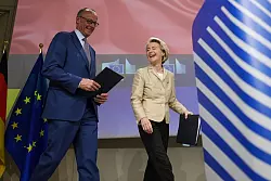 Bundeskanzler Friedrich Merz (CDU) und EU-Kommissionspräsidentin sowie Parteikollegin Ursula von der Leyen treten bei ihrer Pressekonferenz zuversichtlich auf. - © Virginia Mayo/AP/dpa