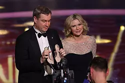 Markus S&ouml;der verlieh den Ehrenpreis an Schauspielerin Veronica Ferres (r). - &copy; Karl-Josef Hildenbrand/dpa