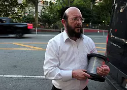 Der Eruv gilt als symbolischer Zaun und macht es Anh&auml;ngern des orthodoxen Judentums auch am Sabbat m&ouml;glich, ihrem gewohnten Leben nachzugehen. - &copy; Christina Horsten/dpa