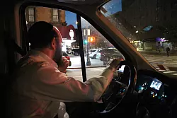 Mit seinem schwarzen Kleinbus f&auml;hrt Rabbi Moshe Tauber den symbolischen Zaun ab. - &copy; Christina Horsten/dpa