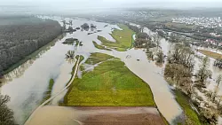 Der &uuml;ber die Ufer getretene Main &uuml;berflutet Wiesen und Felder bei Ha&szlig;furt. - &copy; Ren&eacute; Ruprecht/dpa
