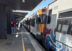 Die Nahverkehrsz&uuml;ge in Katalonien sind vor allem in den Hauptverkehrszeiten voll. (Archiv-Bild) - &copy; Jan-Uwe Ronneburger/dpa