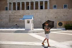 Nur noch wenige wagen sich in den hei&szlig;en Mittagsstunden vor die T&uuml;r - &copy; Socrates Baltagiannis/dpa