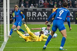 Viel Arbeit für Kiels Torwart Weiner. - © David Inderlied/dpa