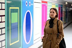 Der Kunst- und Skulpturenpfad «Purple Path» verbindet Chemnitz mit dem Umland. Mit dabei ist die Künstlerin Tanja Rochelmeyer mit ihrer Arbeit «Glance» im Kunstbahnhof Flöha (Archivbild) - © Hendrik Schmidt/dpa