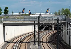 Bahn oder Flugzeug? Der Preis spielt bei der Entscheidung eine Rolle. (Symbolbild) - &copy; Soeren Stache/dpa-Zentralbild/ZB
