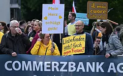 Gesamtbetriebsrat und Verdi hatten zu Protesten gegen eine m&ouml;gliche &Uuml;bernahme des Frankfurter Dax-Konzerns durch die italienische Unicredit aufgerufen - &copy; Arne Dedert/dpa