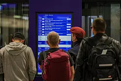 Brand legt Bahnstrecke zwischen Duisburg und D&uuml;sseldorf lahm. - &copy; Christoph Reichwein/dpa