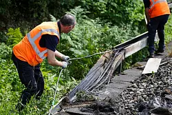 Experten inspizierten die Brandstelle. - &copy; Christoph Reichwein/dpa