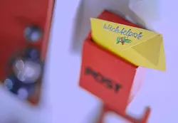 «Liebes Menschenkind»: Jeden Tag gibts einen Wichtelbrief an die Hausbewohner - © Hendrik Schmidt/dpa