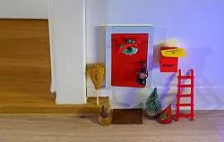 Eine kleine Tür, ein Briefkasten, Besen, Laterne, Türmatte und eine kleine Leiter - im Handel gibt es inzwischen für Wichtelbeginner kleine Basic-Sets. - © Hendrik Schmidt/dpa