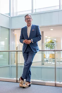 Eckart von Hirschhausen ist am kommenden Montag in der ARD mit der Doku «Hirschhausen und die Macht des Alkohols» zu sehen. - © Rolf Vennenbernd/dpa