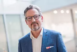 Eckart von Hirschhausen ist am kommenden Montag mit der Dokumentation «Hirschhausen und die Macht des Alkohols» in der ARD zu sehen. - © Rolf Vennenbernd/dpa