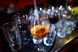 Auch in Deutschland verzichten mittlerweile viele Menschen im Januar auf Alkohol. - © Robert Michael/dpa