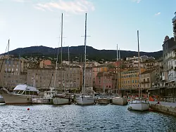 Boote liegen am Alten Hafen von Bastia. Deutsche buchten im vergangenen Jahr 3,7 Millionen &Uuml;bernachtungen auf der Mittelmeerinsel. - &copy; Rachel Bo&szlig;meyer/dpa