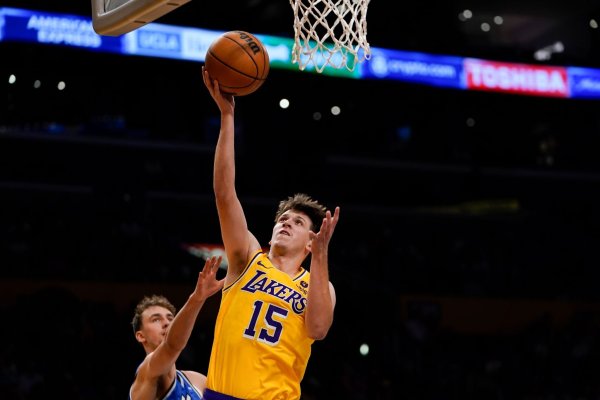 Franz Wagner (l) kommt gegen Lakers-Profi Austin Reaves zu spät. - © Ryan Sun/AP/dpa