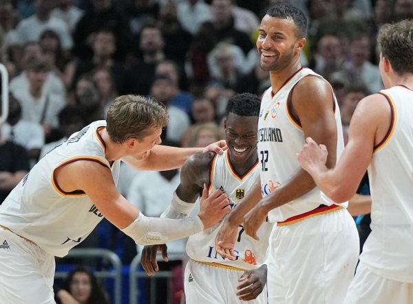 Moritz Wagner (l) hatte bei der WM zusammen mit Dennis Schröder (M.) den Titel geholt. - © Soeren Stache/dpa
