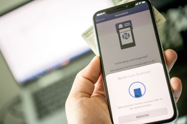 Online ausweisen ist nicht schwer: Fordert die «Ausweisapp2» dazu auf, hält man seinen Ausweis zum Scannen unters Smartphone und gibt seine PIN ein. - © Zacharie Scheurer/dpa-tmn