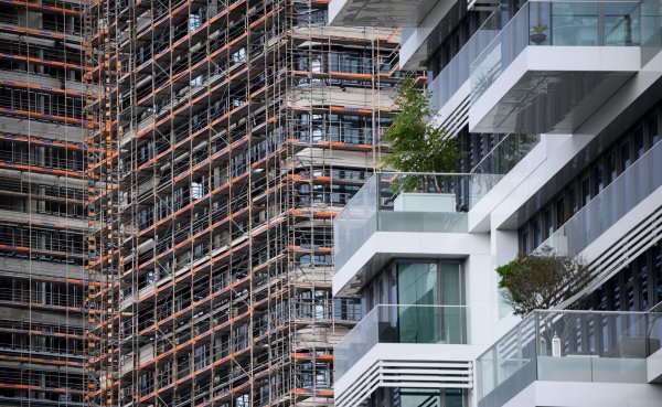 Seit dem Zinsanstieg können sich viele Menschen den Immobilienkauf nicht mehr leisten. - © Bernd von Jutrczenka/dpa
