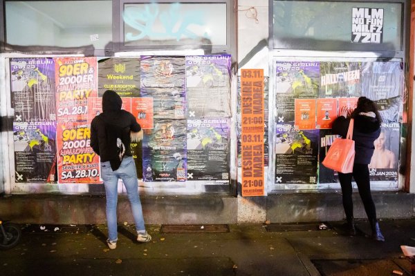 Teilnehmer einer Plakataktion des Jungen Forums der Deutsch-Israelischen Gesellschaft hängen Plakate zu den Ermordeten und Geiseln der Hamas in Berlin-Friedrichshain auf. - © Christoph Soeder/dpa