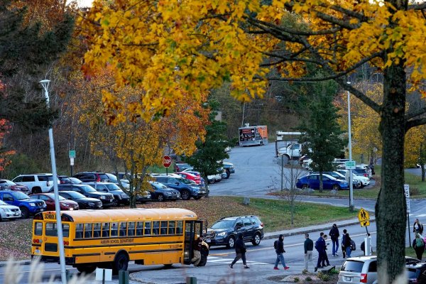 Schüler kehren nach der Bluttat am 25. Oktober 2023 zurück an die Schule in Lewiston. - © Matt York/AP/dpa