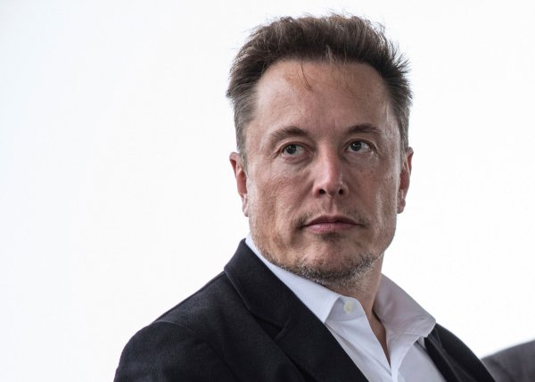 Multimilliardär Elon Musk versucht verstärkt, die Werbe-Lücke mit Abo-Einnahmen aufzufüllen. - © Angela Piazza/Corpus Christi Caller-Times via AP/dpa