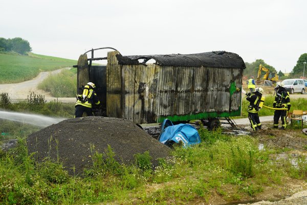 Ein Bauwagen ist am Dienstagvormittag an der Scherenkrug-Kreuzung ausgebrannt. - © Freitag Medien Gruppe