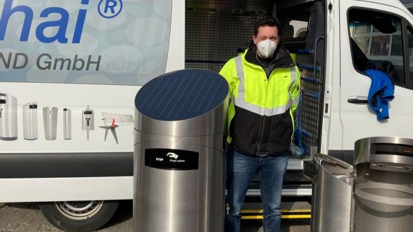 Dieser Abfalleimer wäre aus Sicht der Städtischen Betriebe für die Fußgängerzone geeignet. Er presst Müll klein und meldet, wenn er voll ist. - © Stadt Detmold