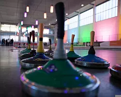 Es ist soweit: Die Eisbahn im Hangar 21 in Detmold ist geöffnet. - © Privat