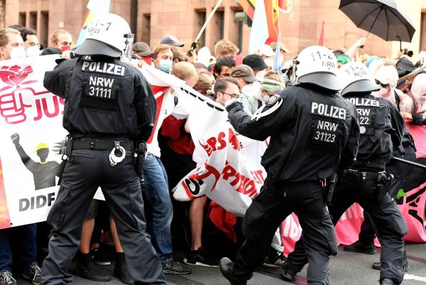 Polizisten kesseln Demonstranten ein. - © Roberto Pfeil/dpa/Archivbild